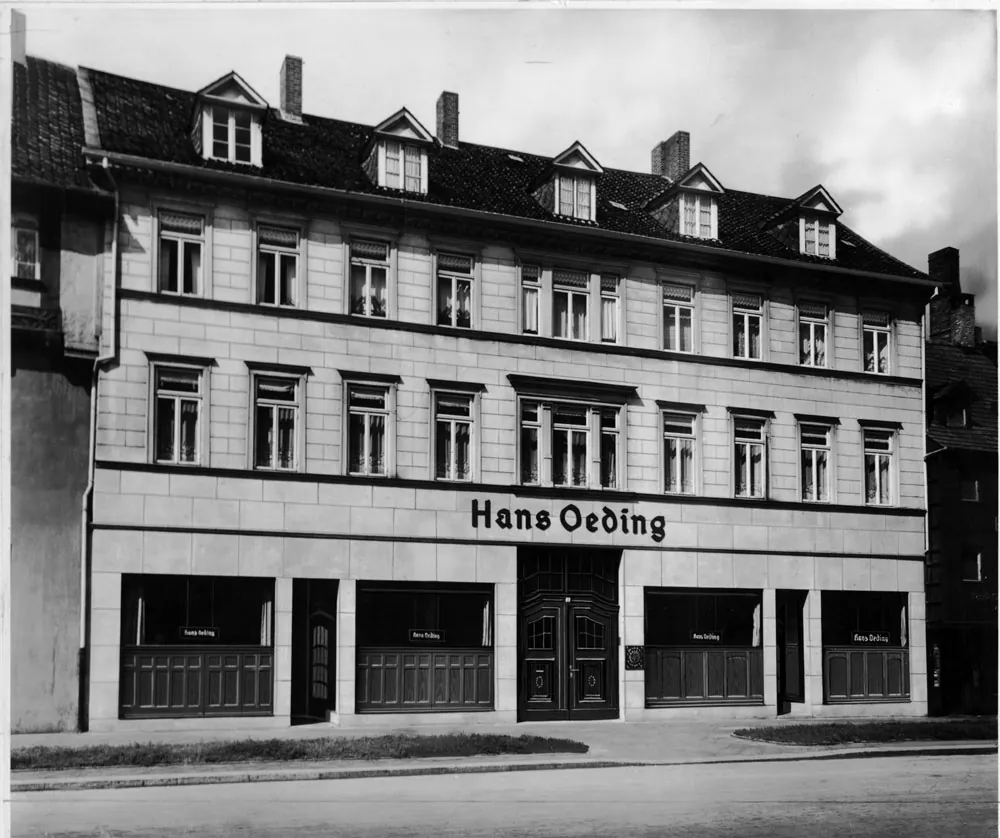 Historische Aufnahme des Stammhauses mit dem Schriftzug Hans Oeding
